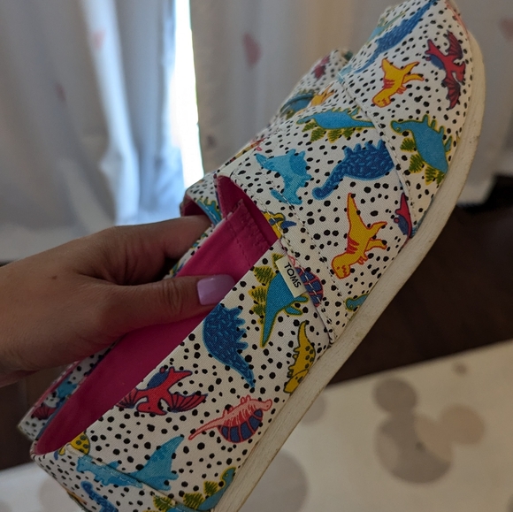 GUC dinosaur TOMS Women's size 8.5 - Picture 2 of 2